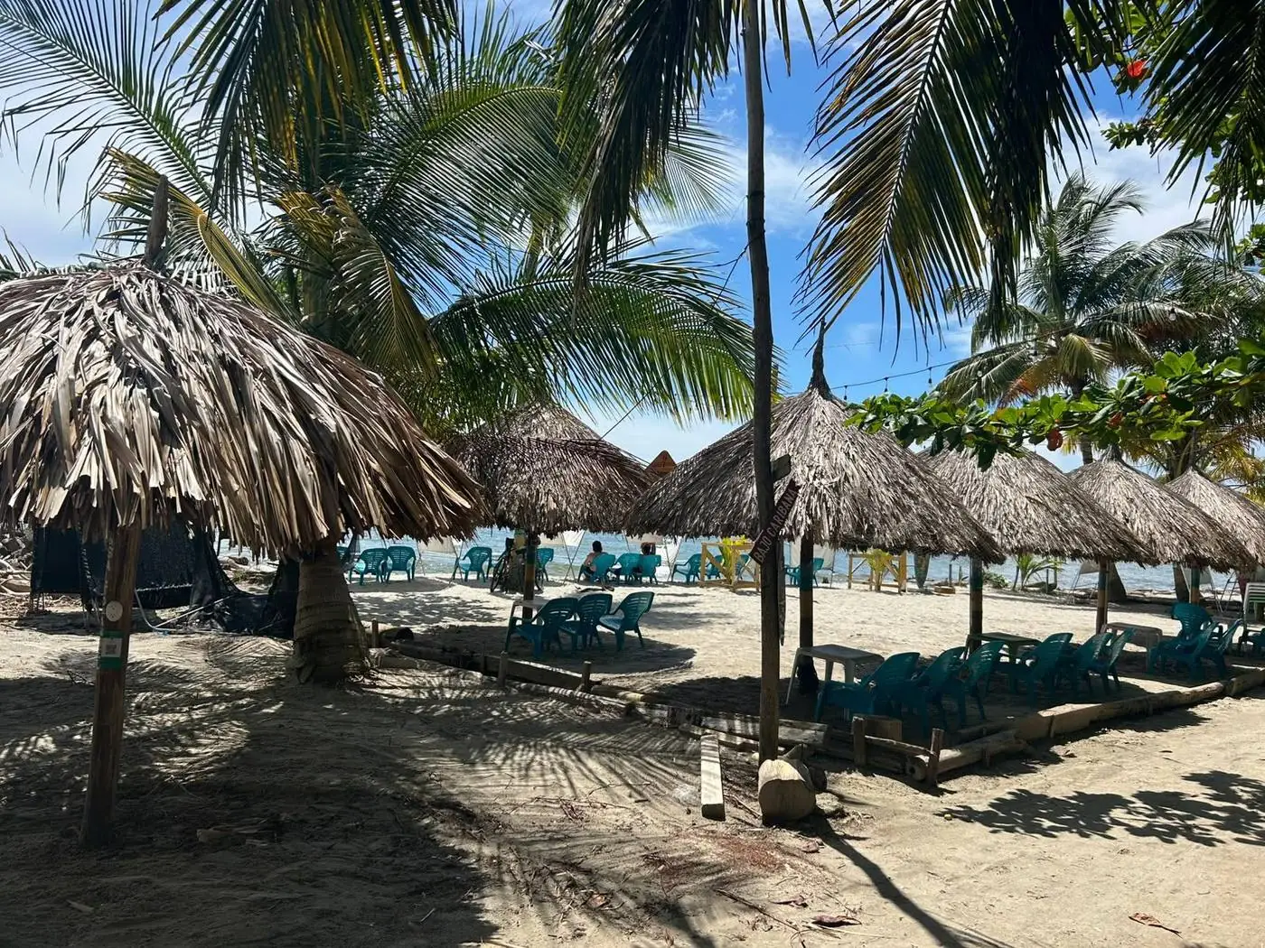 Cabañas de palma en la playa de Necoclí