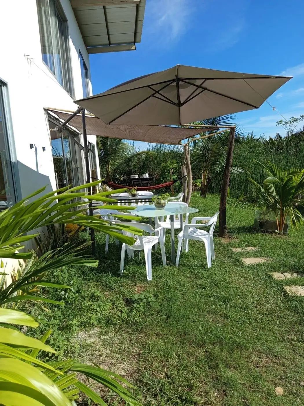 Comedor al aire libre en el jardín de Villa Sofía