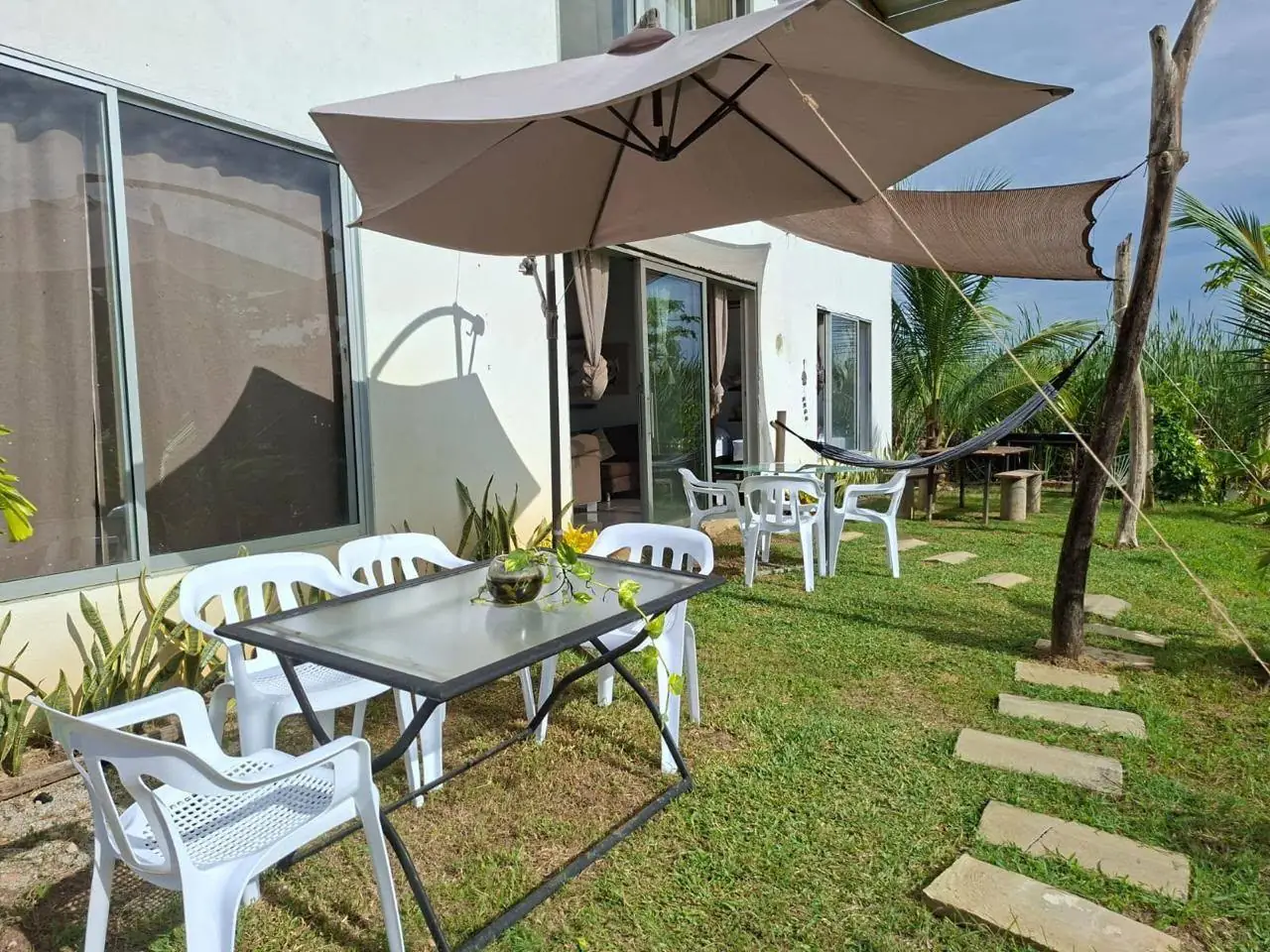Comedor exterior en el jardín de Villa Sofía