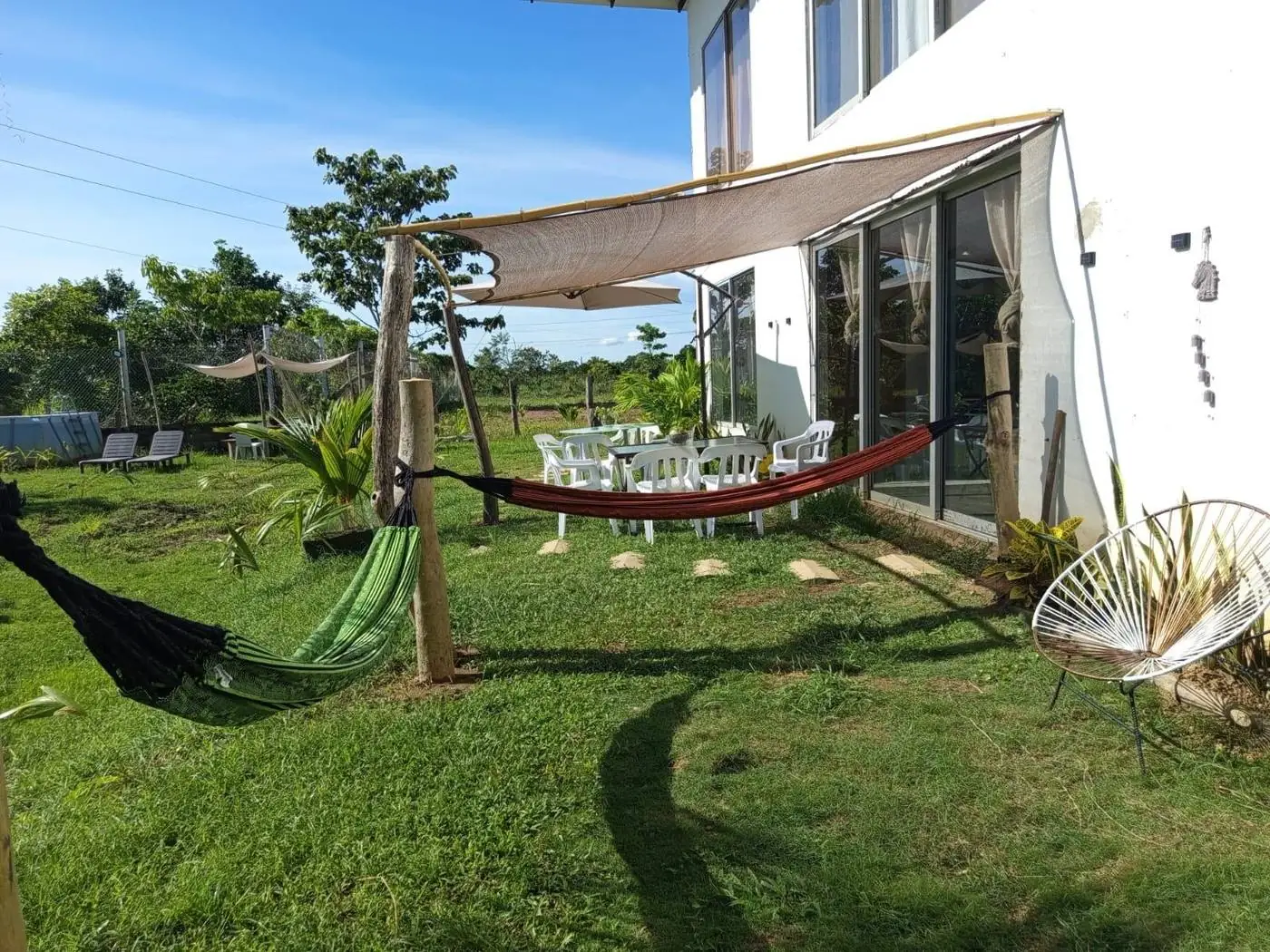 Hamacas en el jardín de Villa Sofía