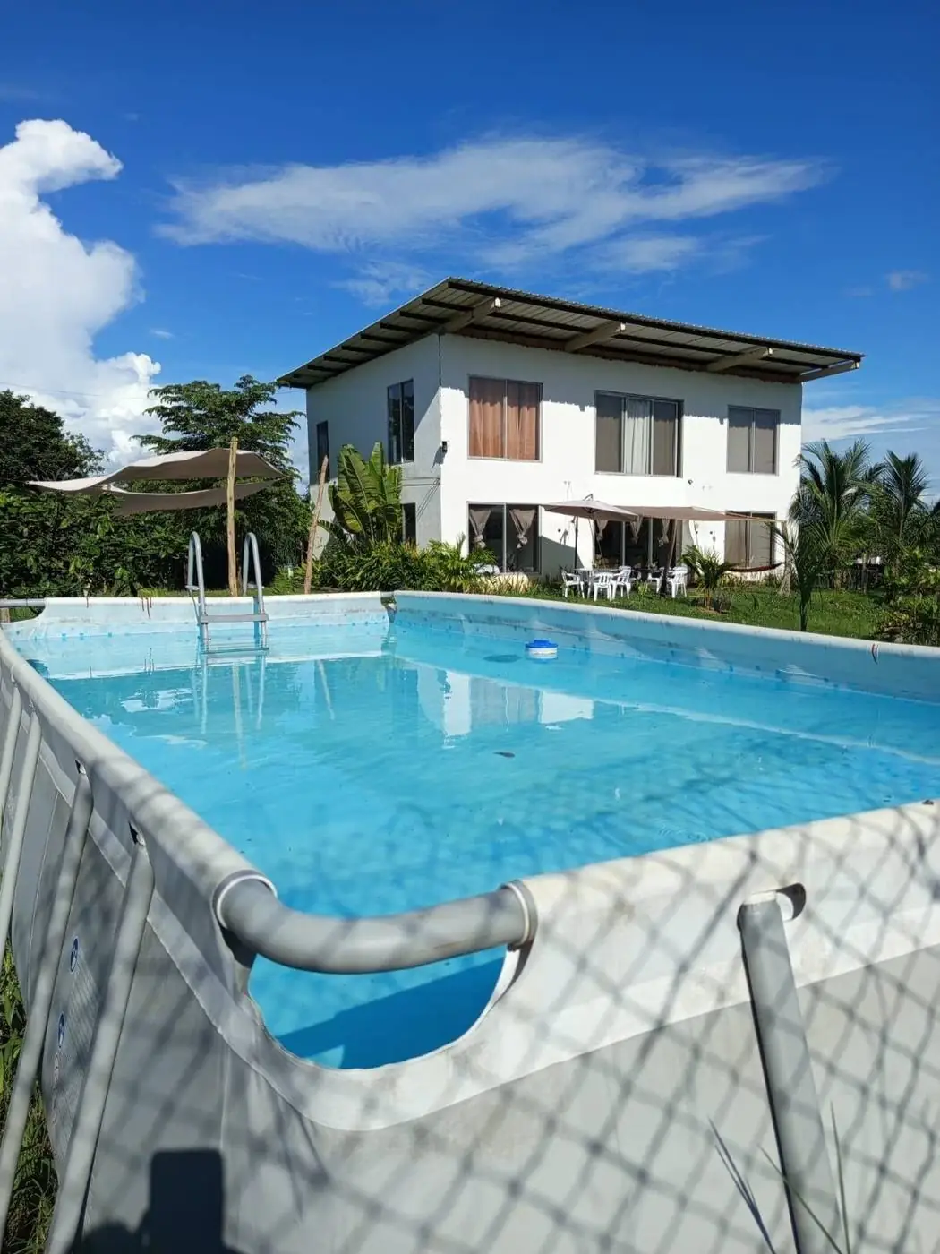 Fachada de Villa Sofía y piscina