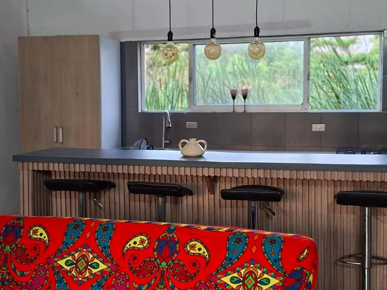 Barra de cocina equipada