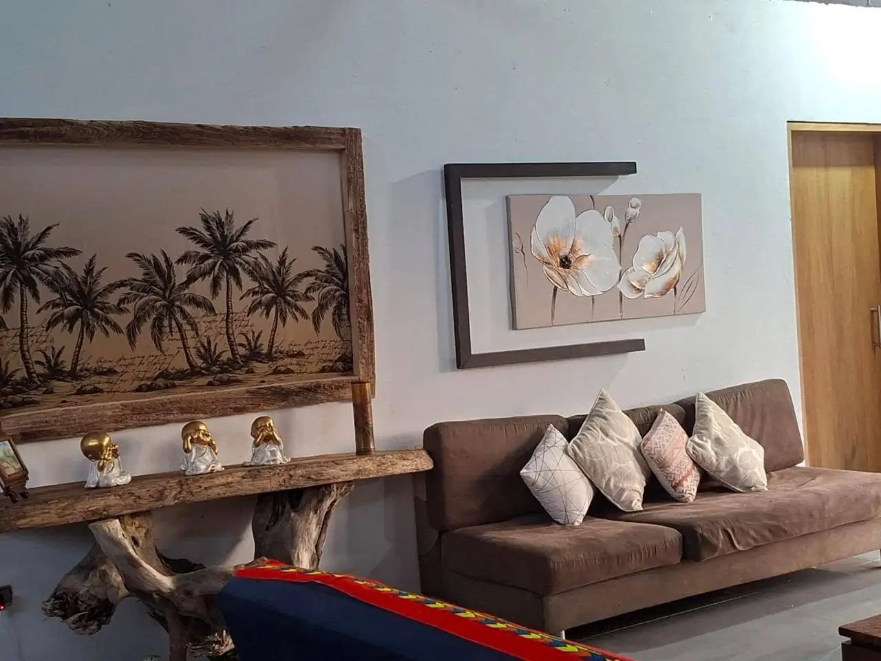 Sala principal de Villa Sofía con arte en las paredes