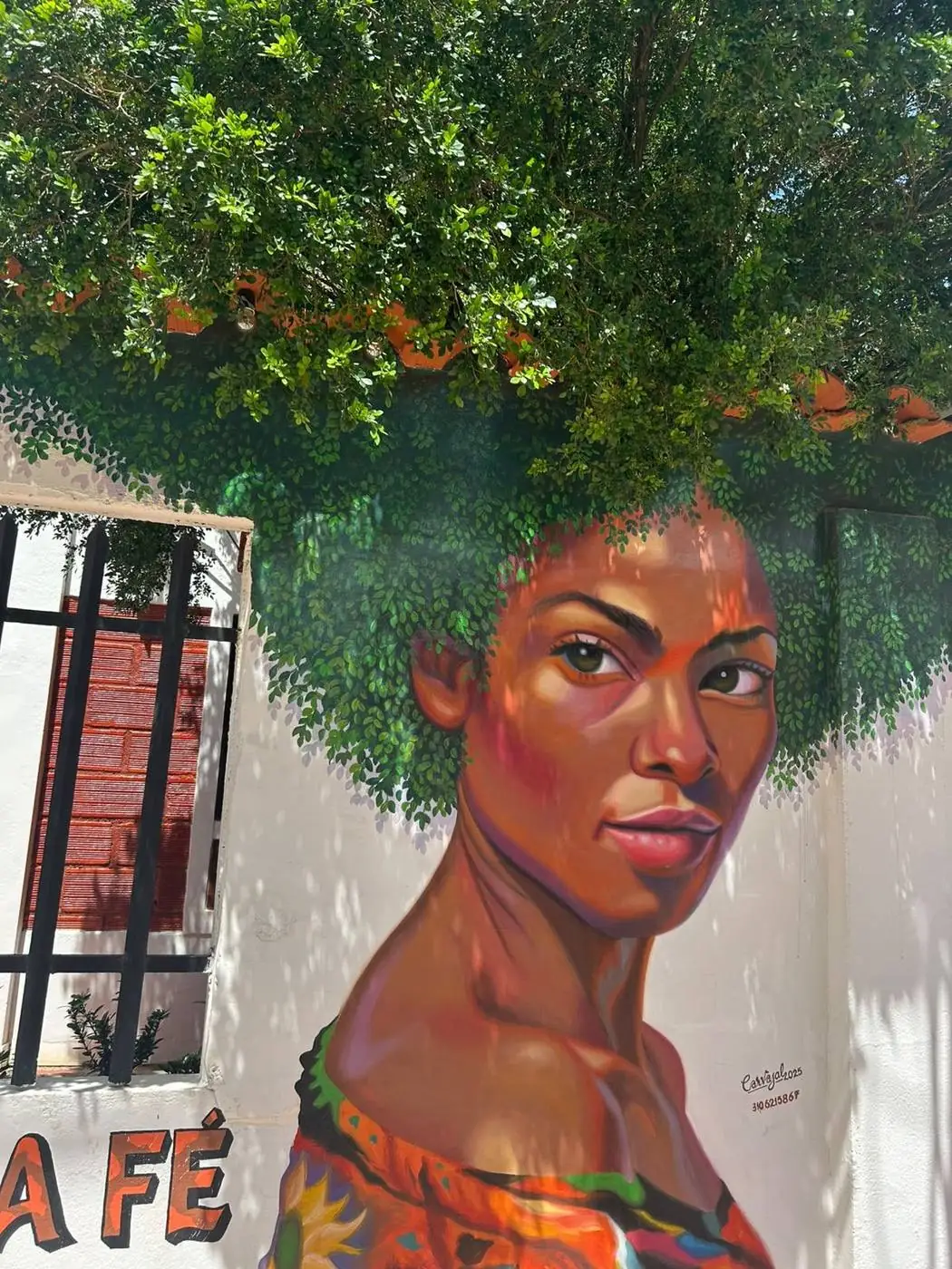Mural artístico en una calle de Necoclí