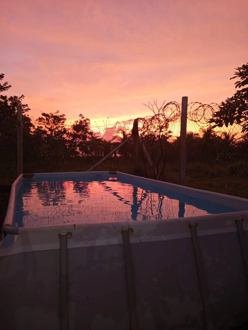 Atardecer sobre la piscina de Villa Sofía