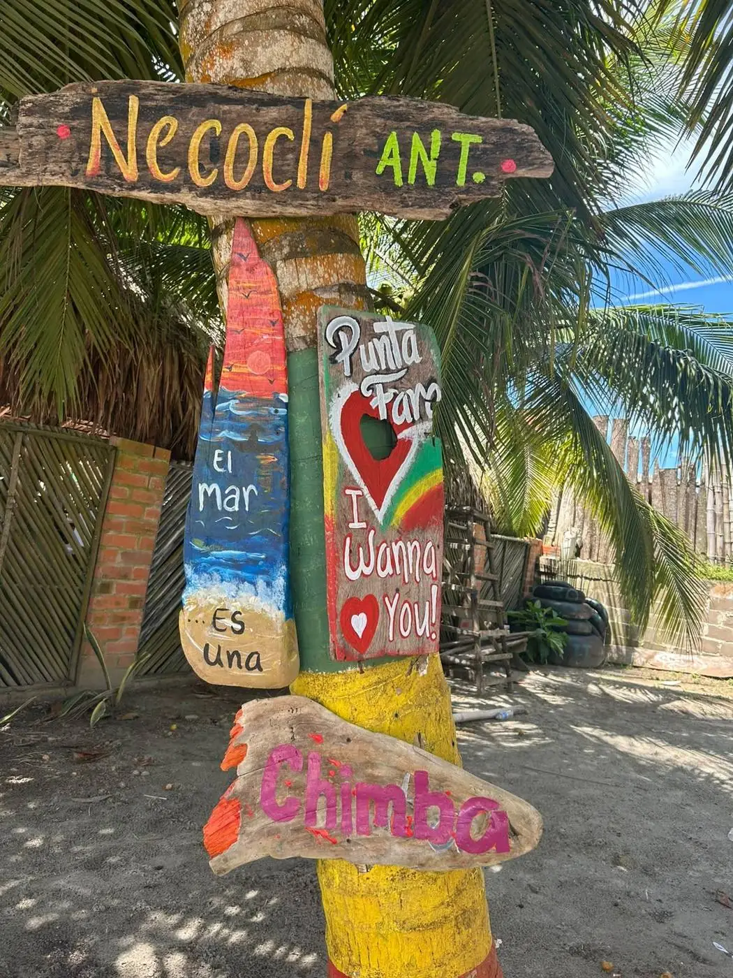 Letrero de Necoclí, Antioquia, el pueblo donde está Villa Sofía