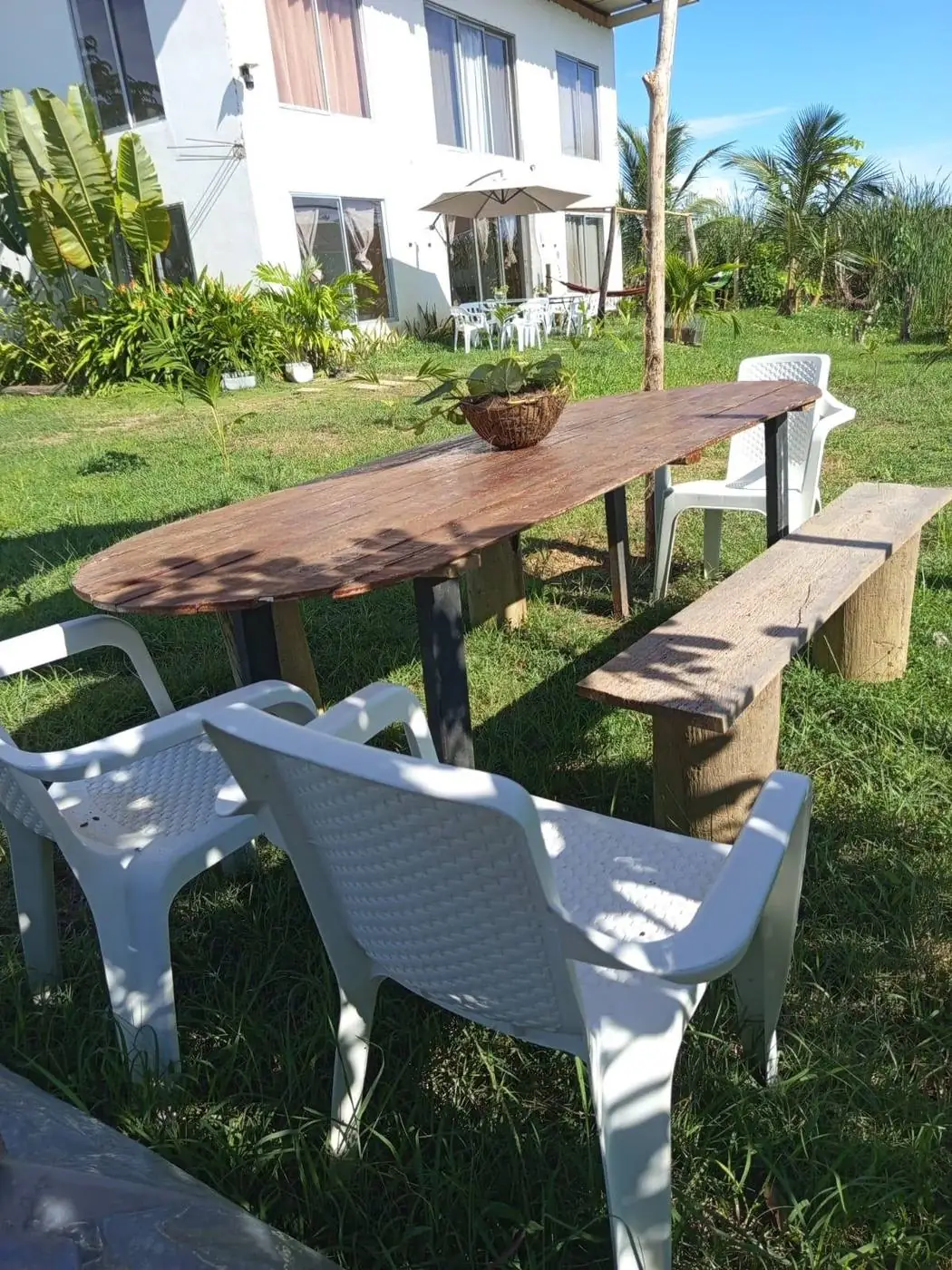 Mesa de madera para compartir en el jardín